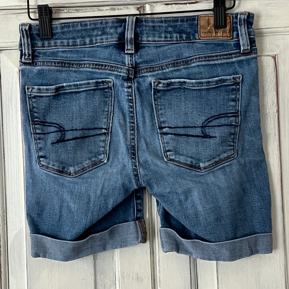 🟠AMERICAN EAGLE Skinny Cuffed Denim Shorts in Medium Wash Sz 2 - Picture 2 of 4